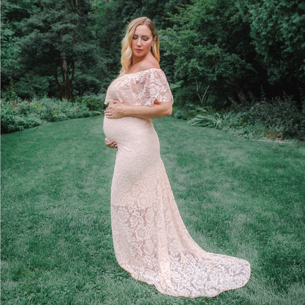 Gorgeous size medium maternity dress. Bought and used once for photo shoot!